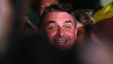 Flávio Bolsonaro conquistou os estados de Minas Gerais e do Tocantins, que tiveram maioria lulista em 2022.