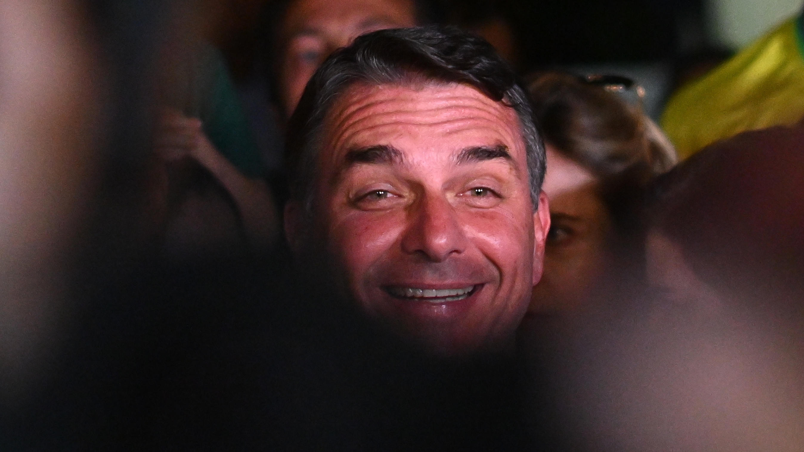 Flávio Bolsonaro conquistou os estados de Minas Gerais e do Tocantins, que tiveram maioria lulista em 2022.