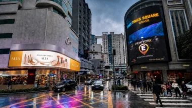 Painel de LED da Times Square Brasil no cruzamento das avenidas Brasil e Alvin Bauer, no Centro de Balneário Camboriú