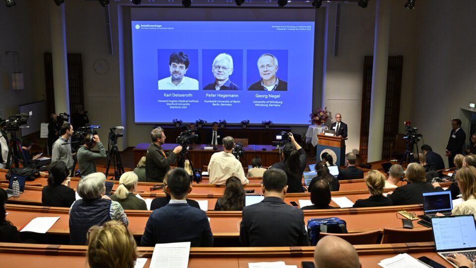 Nobel de Medicina reconhece trio de cientistas por descobertas em optogenética