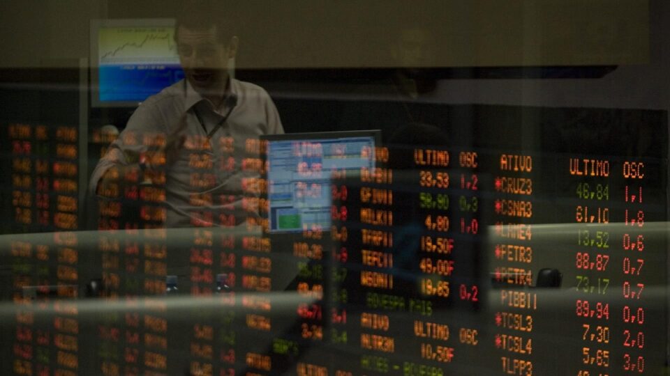 Bolsa dispara mais de 4% após Flávio liderar primeiro turno da eleição