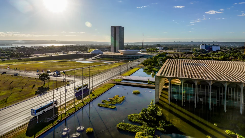 O calendário das eleições de 2026 prevê mudanças nas datas de posse do Executivo, enquanto deputados federais e senadores continuam assumindo em 1º de fevereiro de 2027.