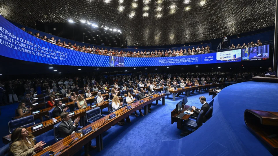 Com mandato de oito anos, senadores permanecem na Casa enquanto parte das cadeiras é renovada a cada eleição.