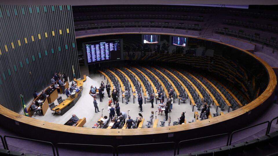 PL amplia bancada na Câmara e mira mais poder, mas Centrão continua decisivo