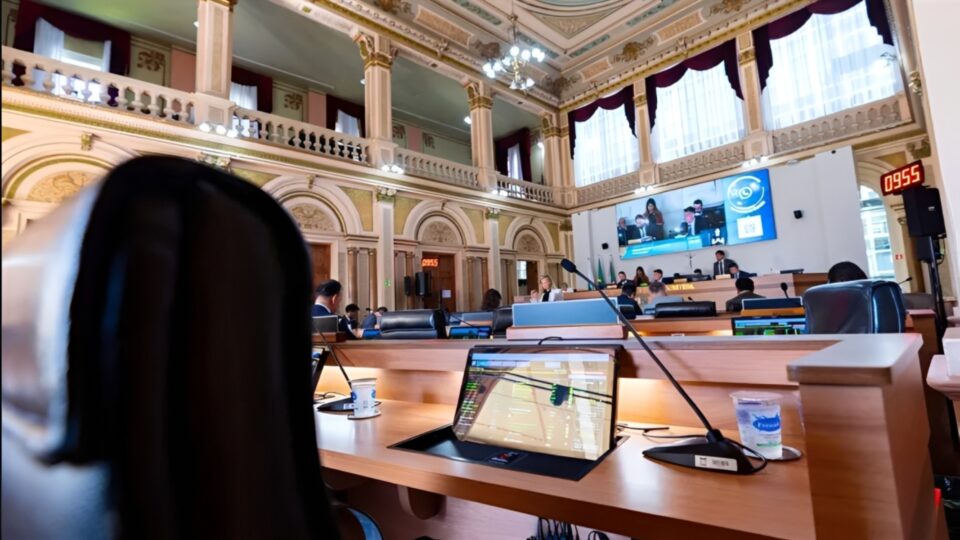 Cinco vereadores de Curitiba deixam a Câmara em 2027; veja quem assume as vagas