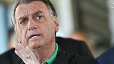Defesa de Bolsonaro pede que Moraes libere visita de Flávio