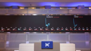 Bolsa passa dos 200 mil pontos e dólar despenca após Flávio liderar 1º turno