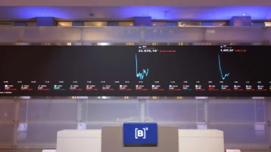 Bolsa passa dos 200 mil pontos e dólar despenca após Flávio liderar 1º turno