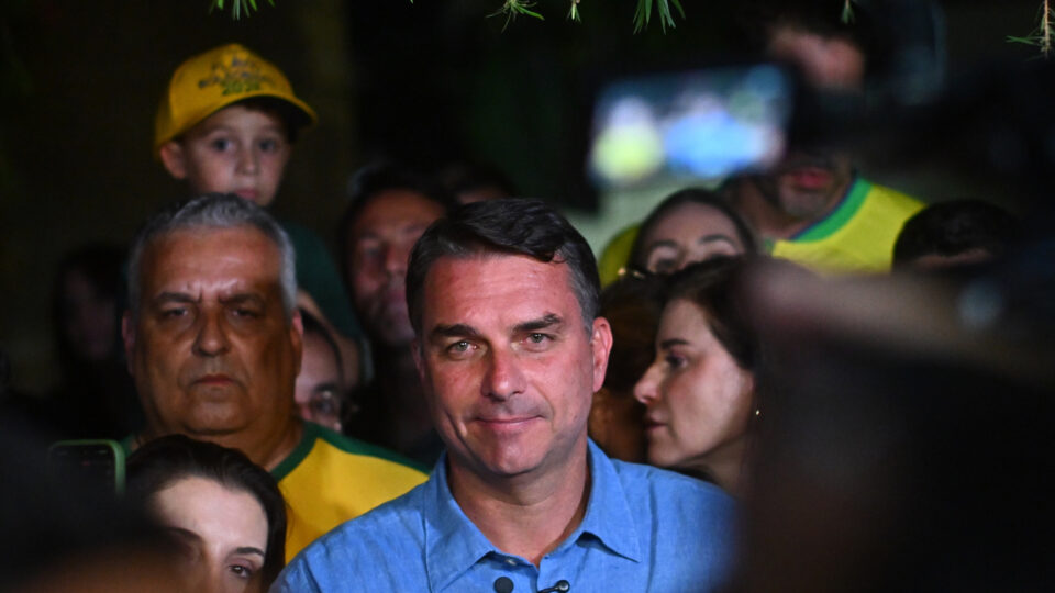 Com vantagem sobre Lula, Flávio mobiliza aliados e busca ampliar base no 2º turno