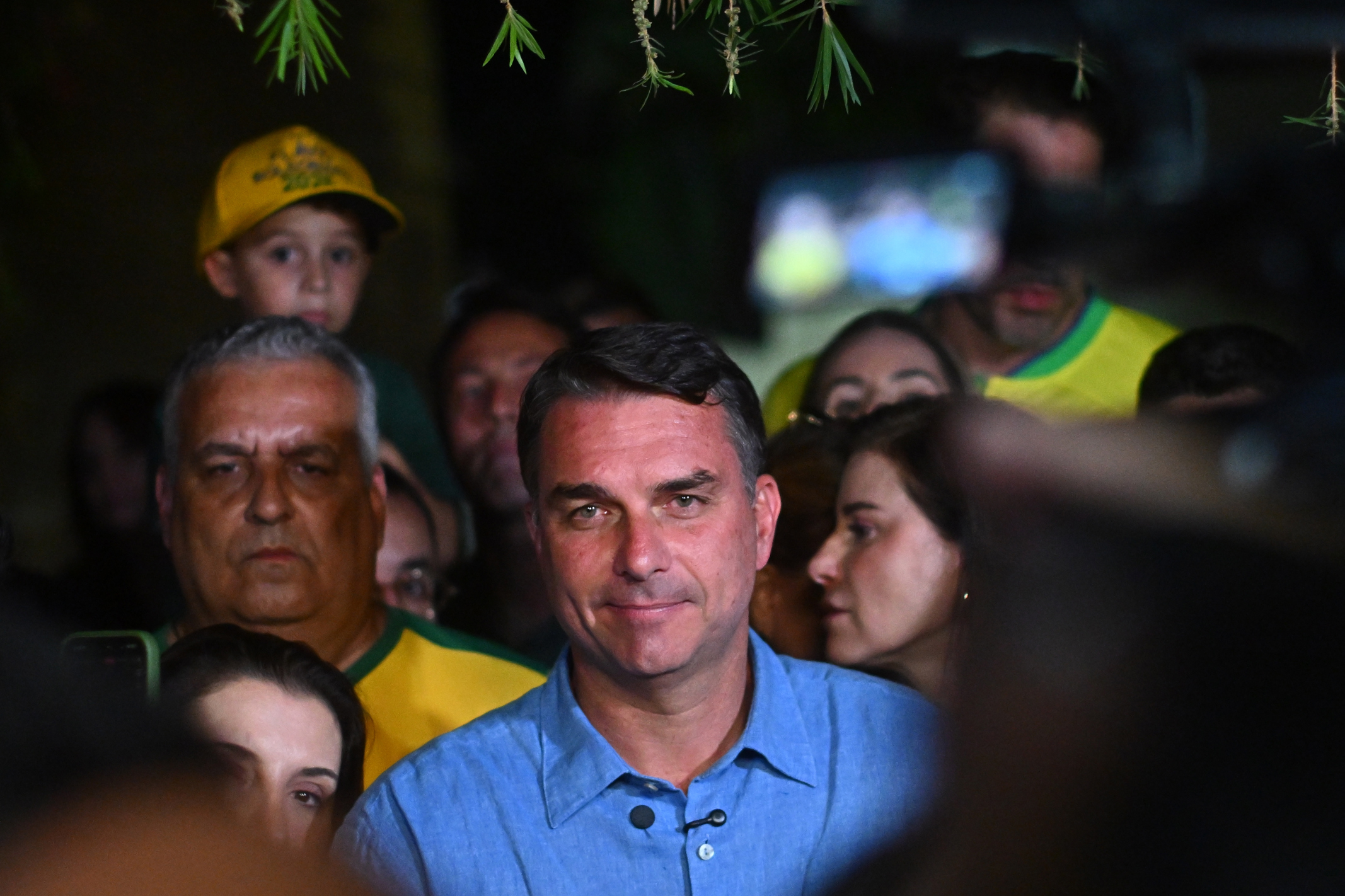 Com vantagem sobre Lula, Flávio mobiliza aliados e busca ampliar base no 2º turno