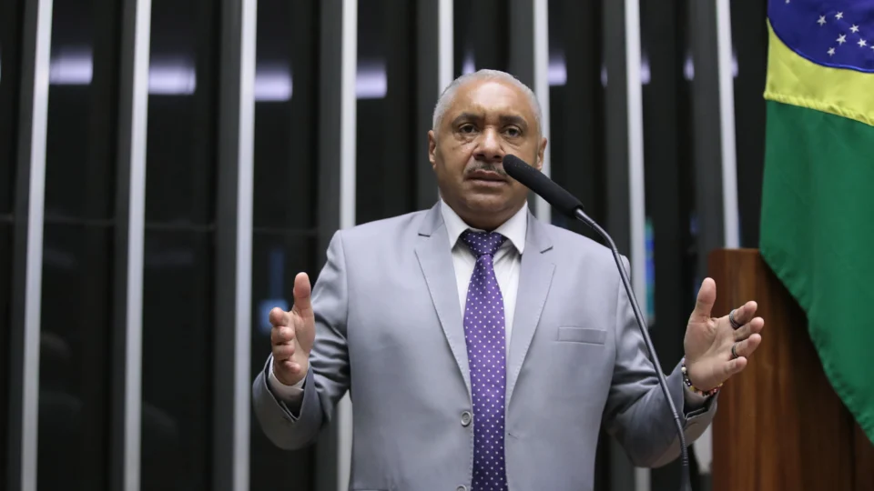 Velhos políticos aposentados pelas urnas em 2026.