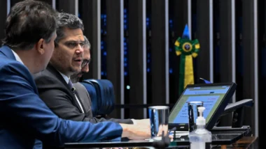 Após o primeiro turno, Alcolumbre colocou em pauta discussão que pode alterar jornada de trabalho no país.