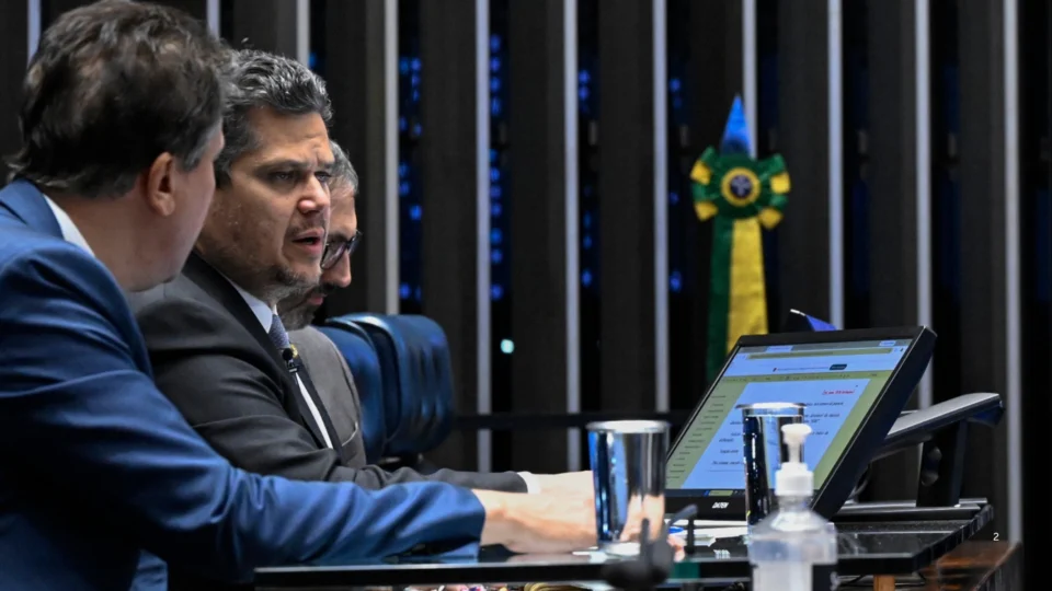 Após o primeiro turno, Alcolumbre colocou em pauta discussão que pode alterar jornada de trabalho no país.