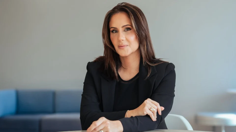 Psicóloga Ana Carolina Peuker, referência em gestão de riscos psicossociais e integrante da Comissão de Estudo Especial 109 da ABNT, que conduz a normalização brasileira da ISO 45003