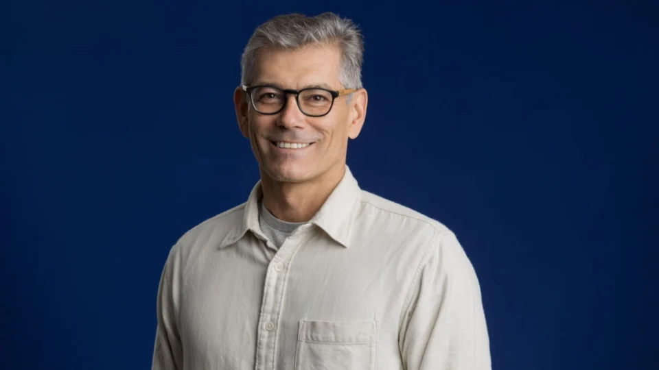 Leonardo Queiroz, palestrante sobre liderança e inovação, e autor do livro “Pare de construir, comece a cultivar - os 5 elementos da liderança que fazem pessoas crescerem”