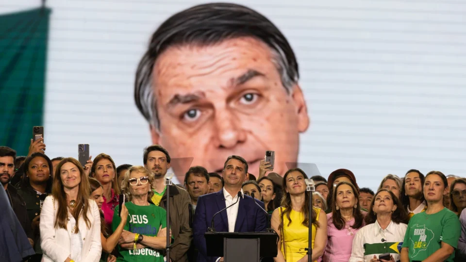 Restrição termina na próxima semana, mas advogados pedem antecipação para visita familiar.