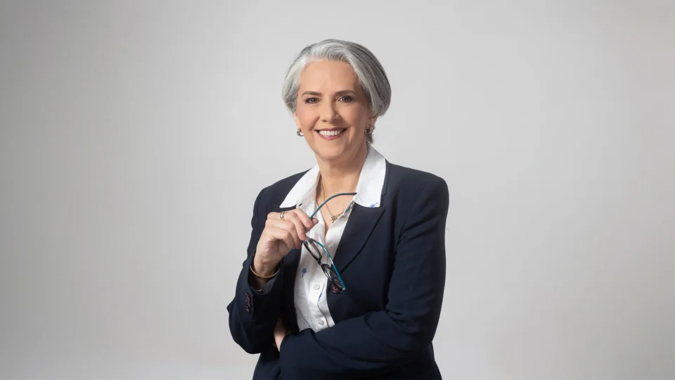 “Cuidar da saúde organizacional significa compreender que investir nas pessoas é uma estratégia permanente”, Vera Mattos, vice-presidente da ABRH-PR e diretora do evento.