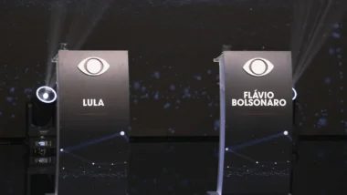 Imagem dos púlpitos reservados a Lula e Flávio Bolsonaro no debate da Band