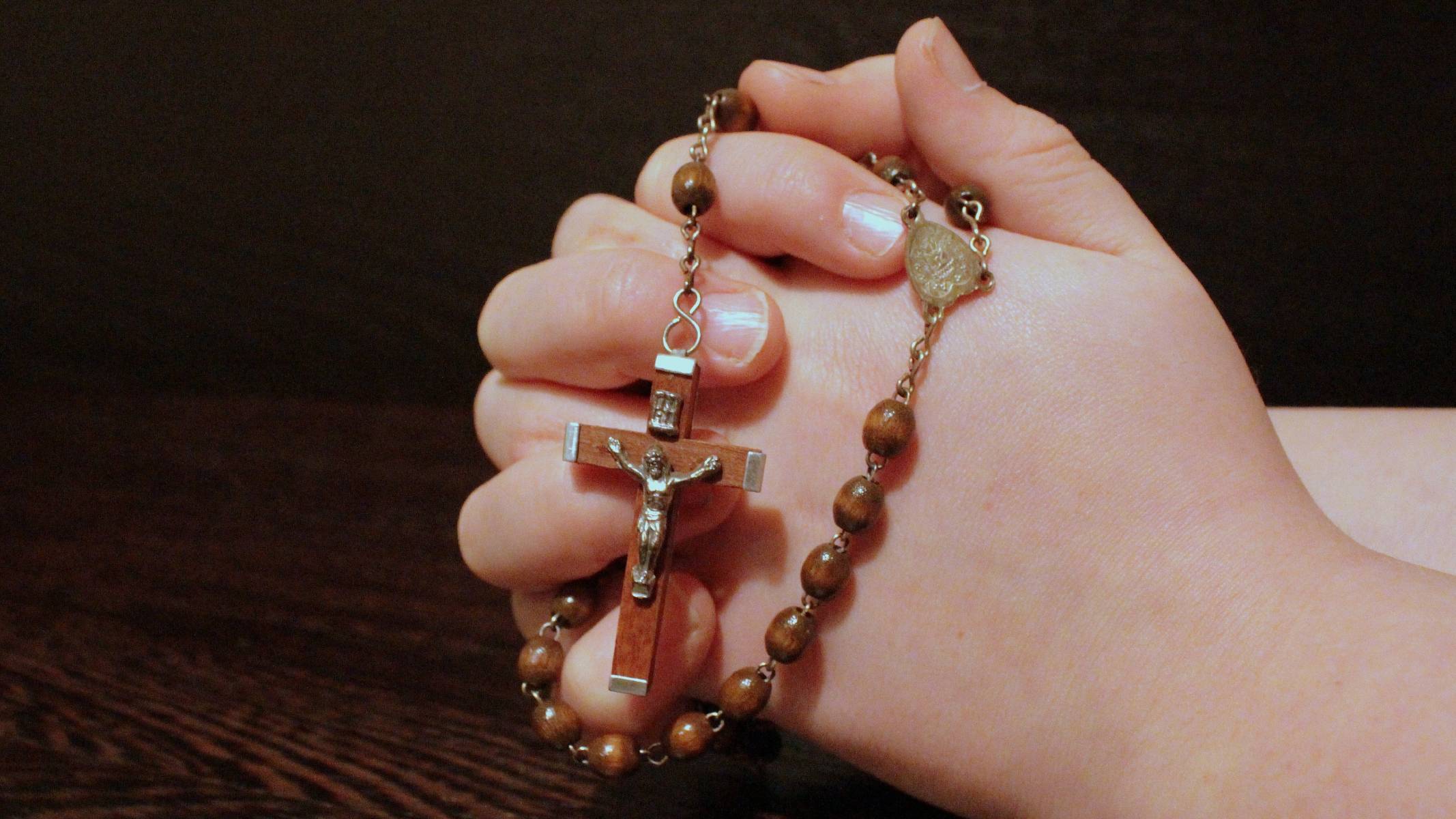 5 razões para rezar o terço todos os dias durante o mês de outubro
