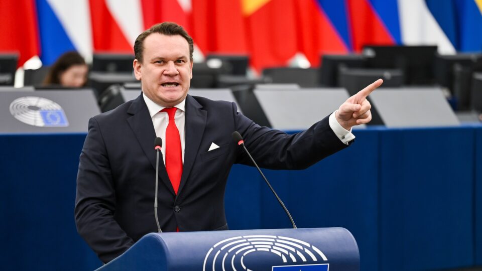 Eurodeputado acusa apoiadoras de Lula de apologia ao comunismo e pede deportação