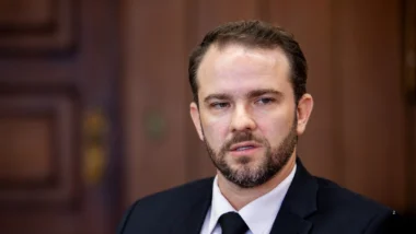 Ministro da Fazenda classifica como "ilusão" propostas econômicas da campanha adversária.