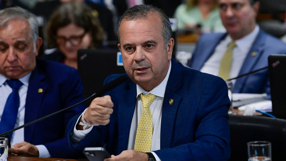Rogério Marinho tem alta do hospital após mal-estar em voo