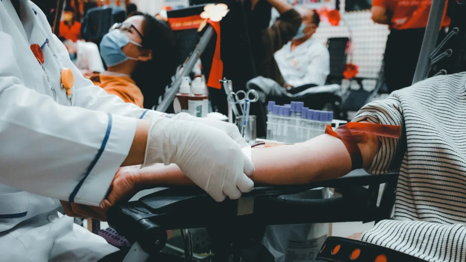 Galleri utiliza uma amostra de sangue para procurar fragmentos de DNA que possam indicar a presença de células tumorais no organismo.