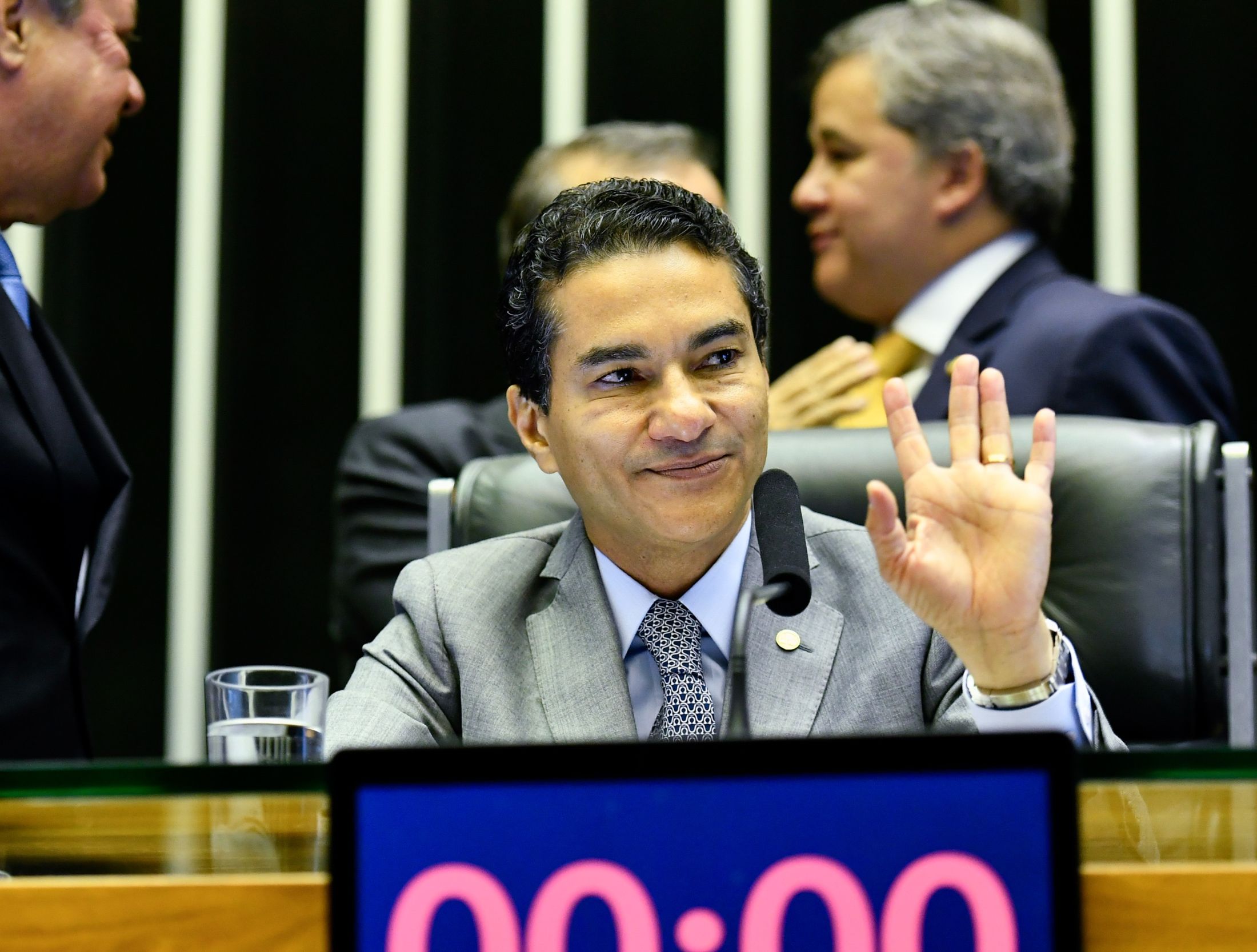 Republicanos anuncia apoio a Flávio Bolsonaro no 2º turno