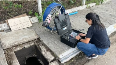Inspeção de tubulação da rede de drenagem de Florianópolis para identificar obstruções e trechos danificados.
