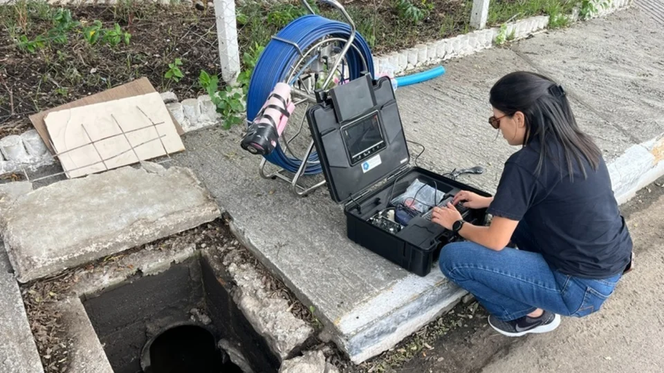 Inspeção de tubulação da rede de drenagem de Florianópolis para identificar obstruções e trechos danificados.