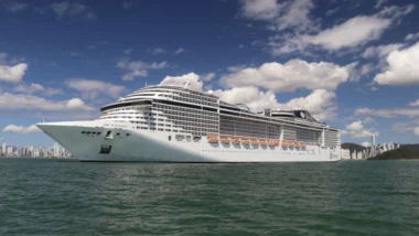 Navio de cruzeiro próximo à orla de Balneário Camboriú