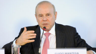 Walfrido Warde chegou a sugerir envio de avião para buscar ex-ministro da Fazenda em Londres.