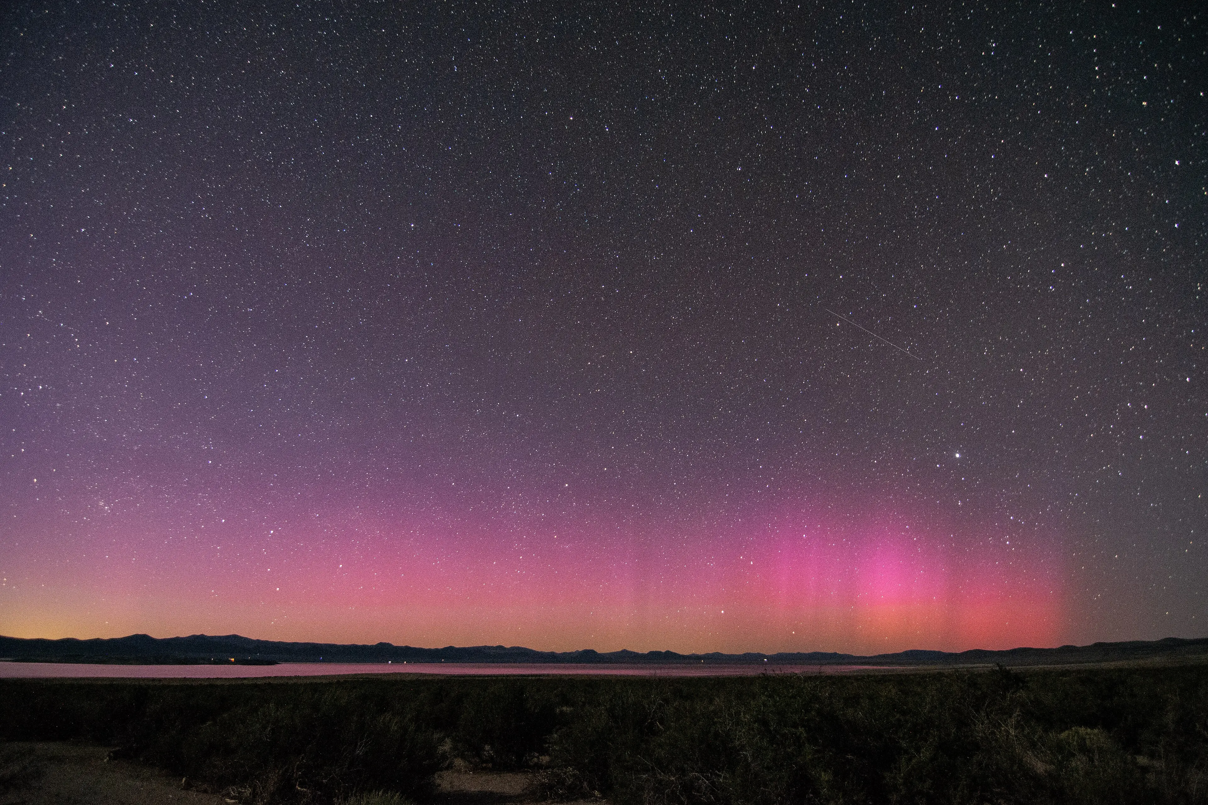 A interação entre partículas solares e o campo magnético da Terra dá origem às auroras, que podem alcançar regiões mais ao sul durante tempestades geomagnéticas.