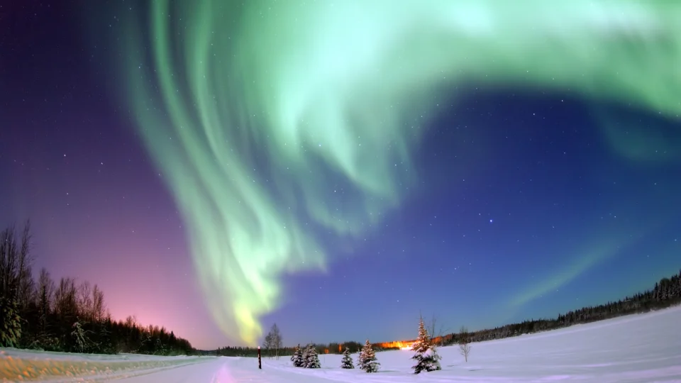 Aurora boreal ilumina o céu do Alasca; tempestade solar prevista para esta sexta-feira pode ampliar a ocorrência do fenômeno em regiões mais ao sul.