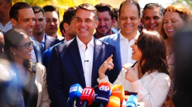 Podemos oficializa apoio a Flávio Bolsonaro no segundo turno e amplia a aliança em torno do candidato do PL.