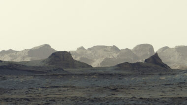 Amanhecer em Marte registrado pelo Curiosity revela a paisagem do Monte Sharp sob a luz das primeiras horas do dia.