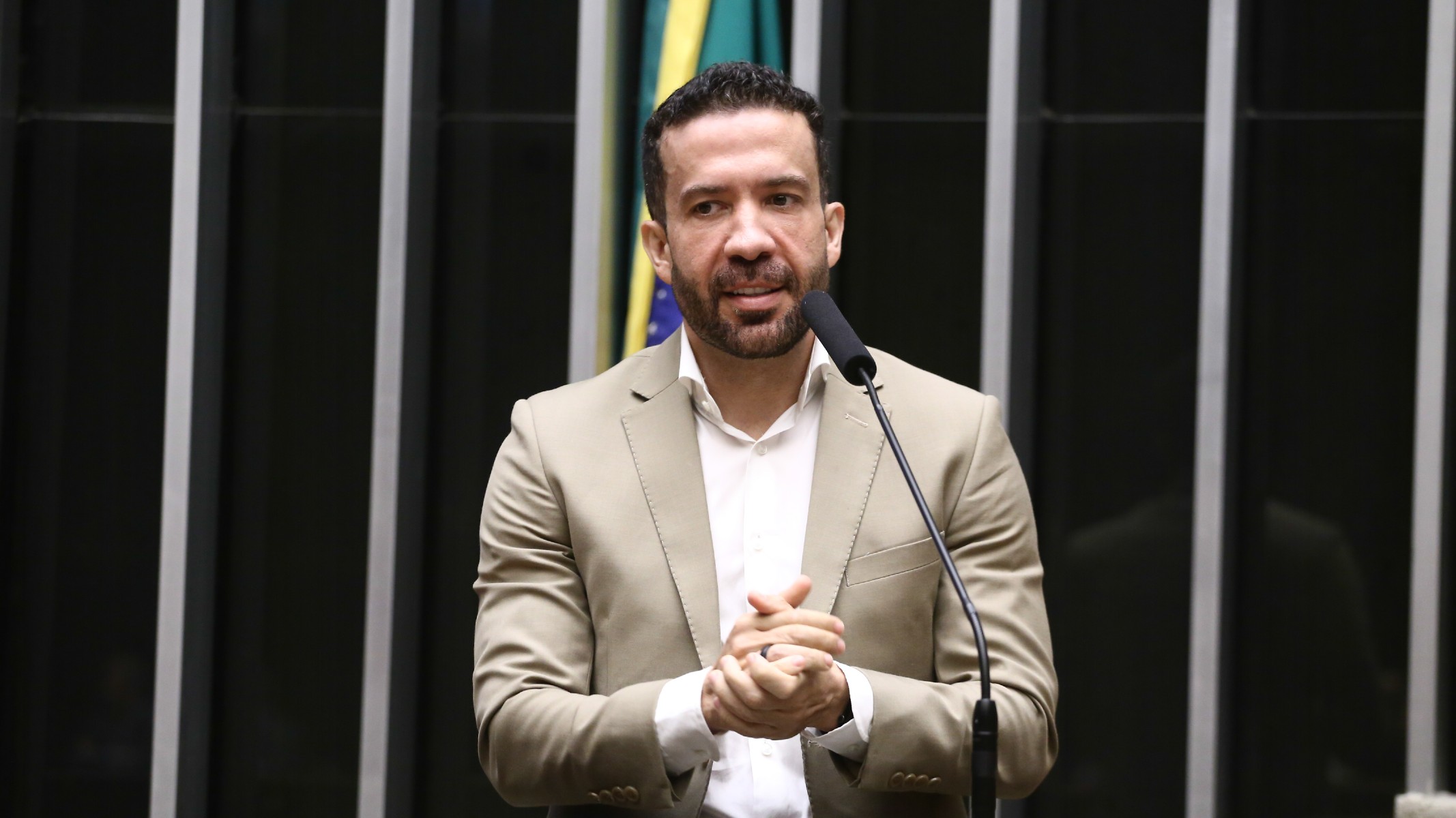 Janones já defendeu abertamente o uso de fake news e ataques contra adversários políticos como armas eleitorais legítimas durante uma campanha.