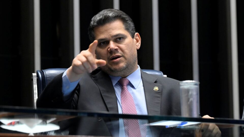 Senado pede a Fux que barre acesso a registros de visitas de Vorcaro e mulher de Moraes