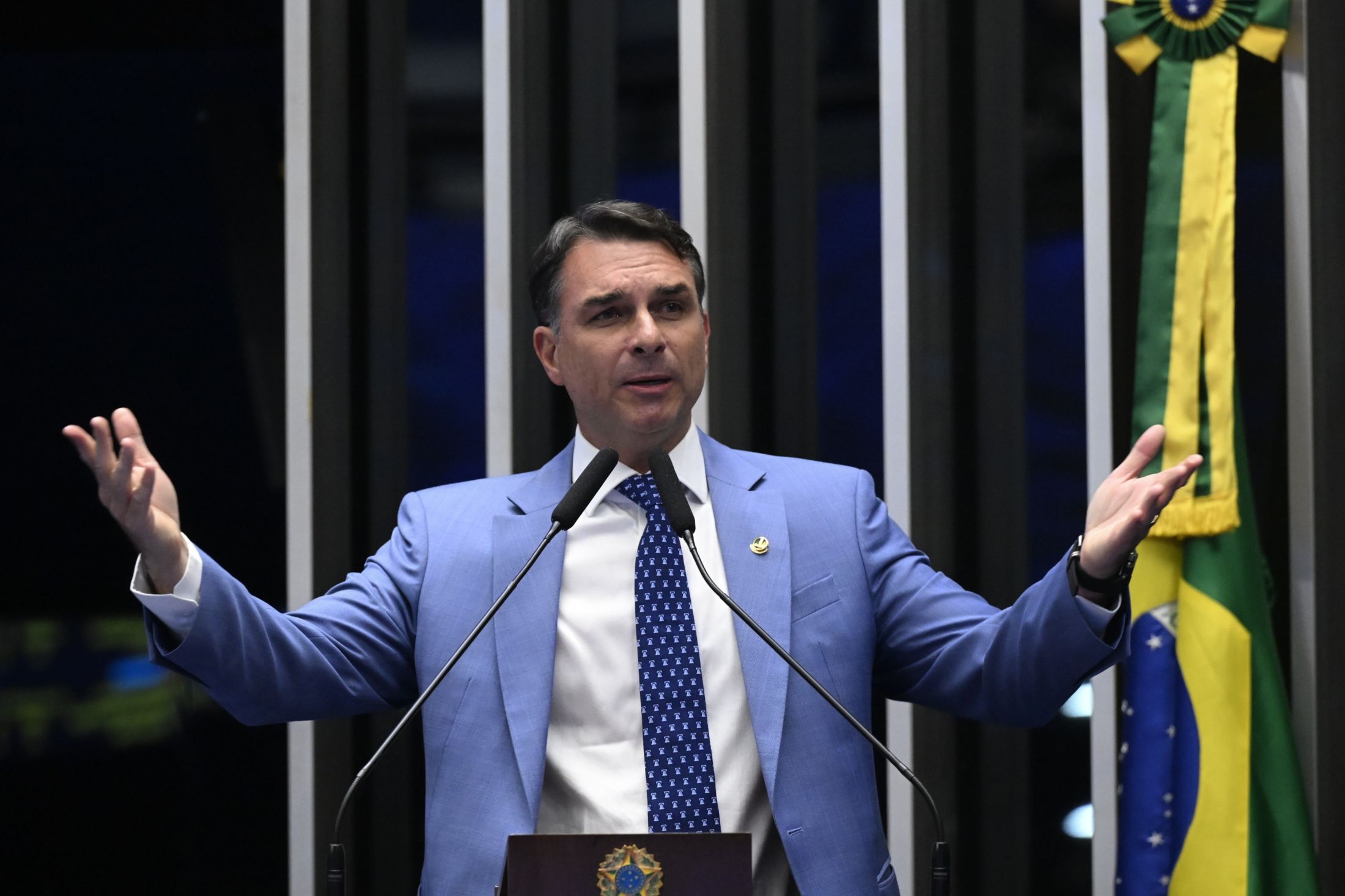 Flávio Bolsonaro pede renúncia de Moraes após decisão contra Eduardo