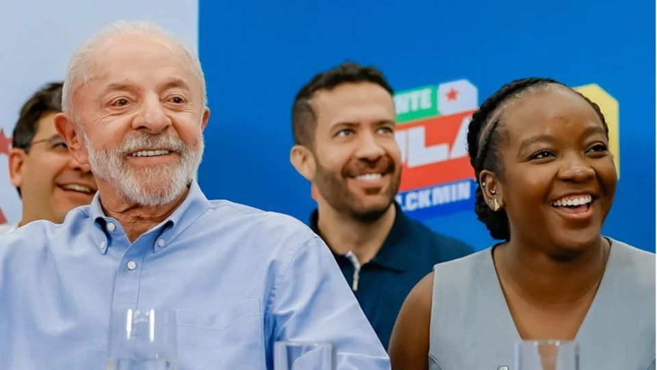 Ana Elisa ao lado de Lula em evento no Planalto.