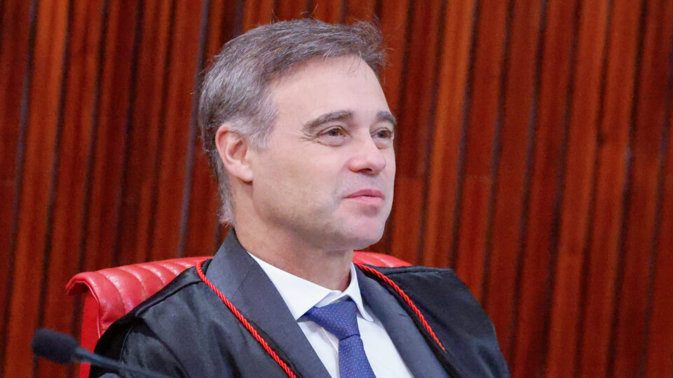 Mendonça manda Lula excluir vídeo que atribui a Flávio cortes em programas sociais
