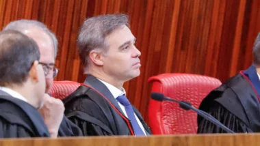 Ministro do TSE havia negado a liminar, mas reajustou o voto após as divergências dos colegas.