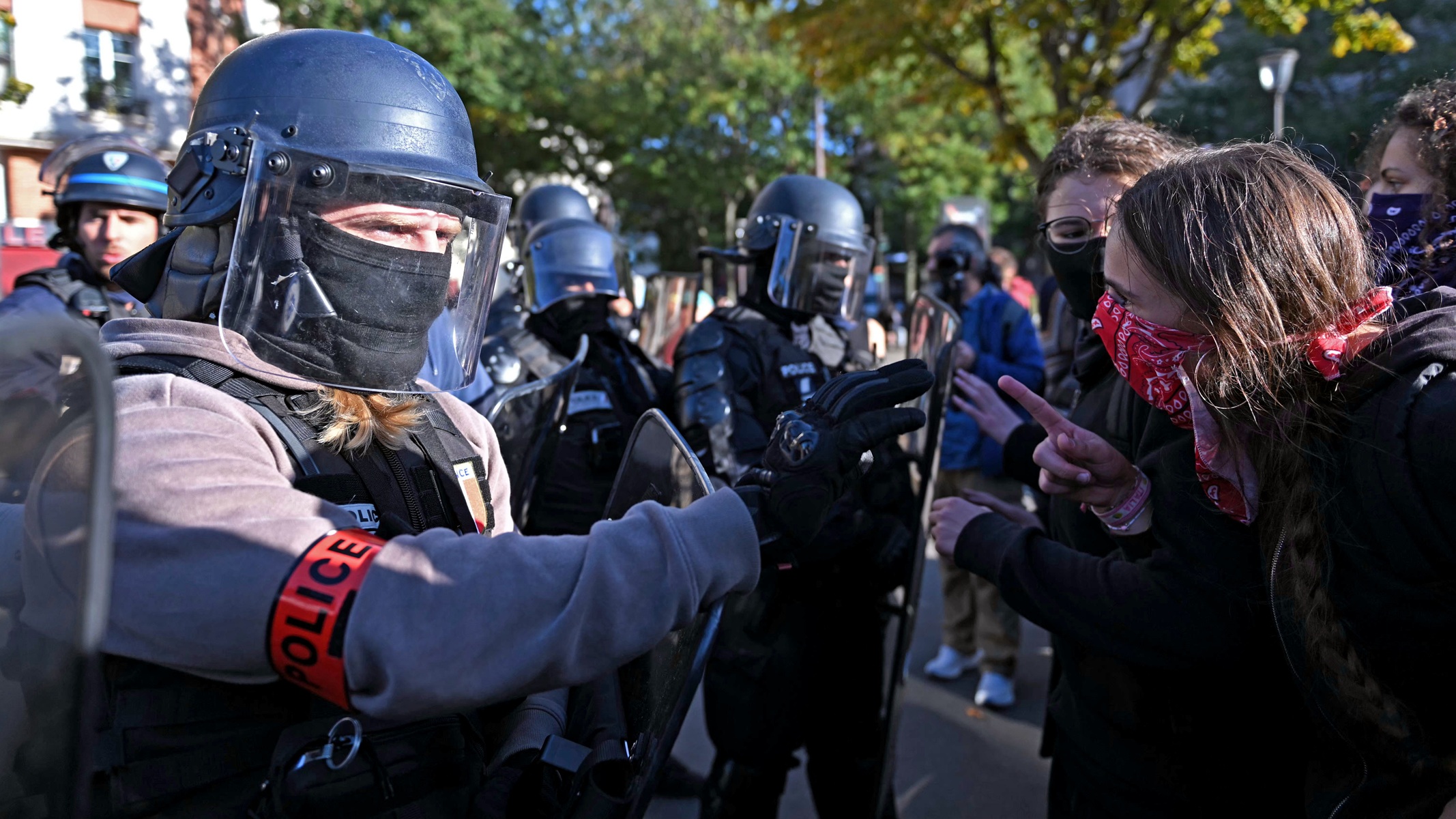 A França gastou “custe o que custar” na pandemia; agora, protestos e greves entregam a conta