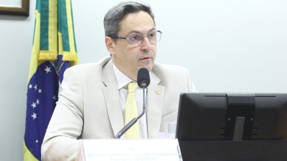 Aliado de Flávio mobiliza eleitores no exterior após alta abstenção e vitória de Lula