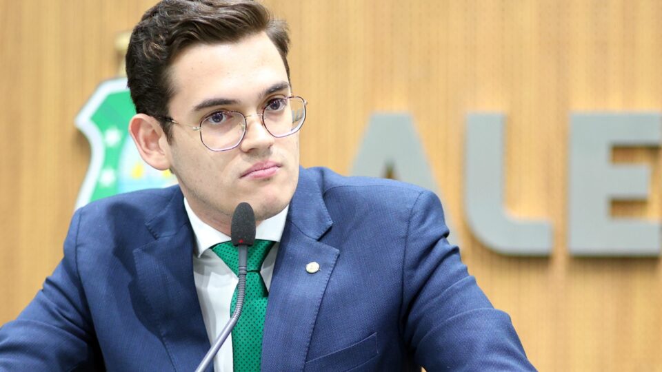 Quem é o deputado que representa a nova geração da direita no Ceará