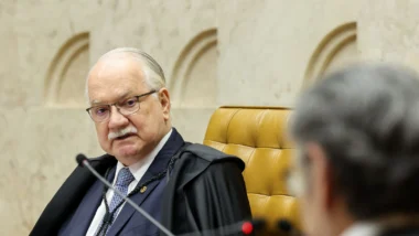 Analistas apontam incoerência de Fachin em decisões sobre acesso a provas no STF. Fux e alidos de Lula tem tratamentos diferentes.