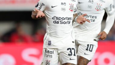Mesmo antes da proibição das bets, uniforme do Corinthians já divulgava site pornográfico.