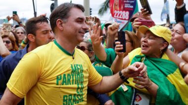 Flávio Bolsonaro derrotou Lula em Atenas, na Grécia — uma preferência pela família que se repete desde 2018