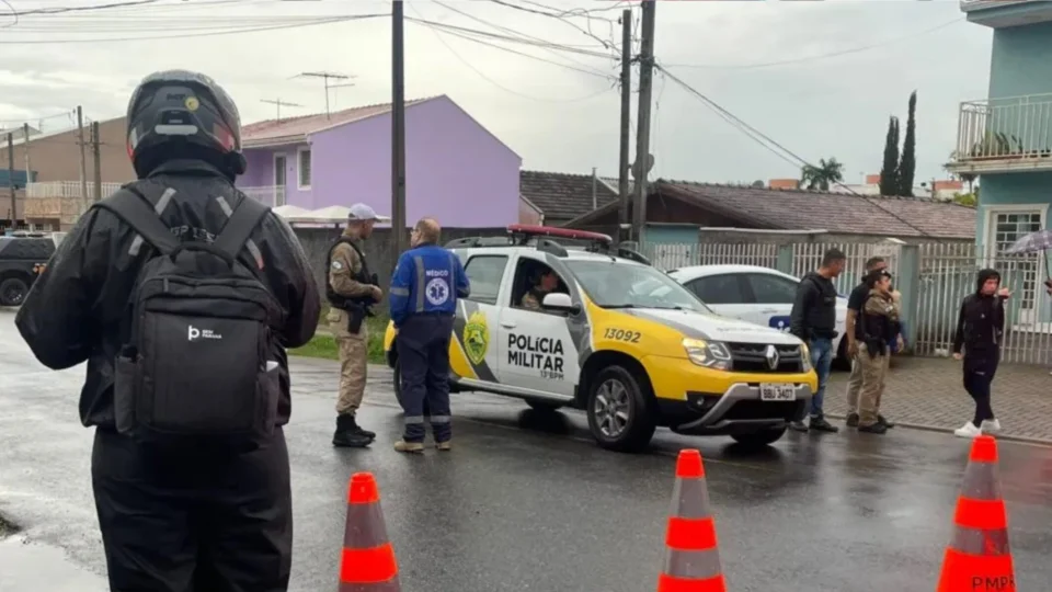 Policiais em frente à escola onde 13 crianças foram feitas reféns em Curitiba — o invasor já havia tentado empurrar uma mulher nos trilhos do metrô de São Paulo em 2021