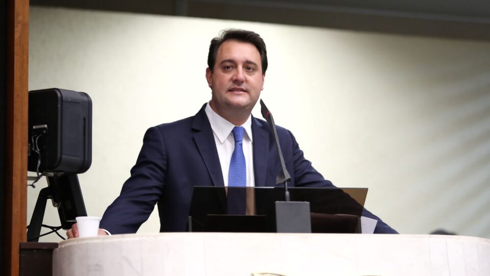 Ratinho Junior declara apoio a Flávio Bolsonaro no 2º turno